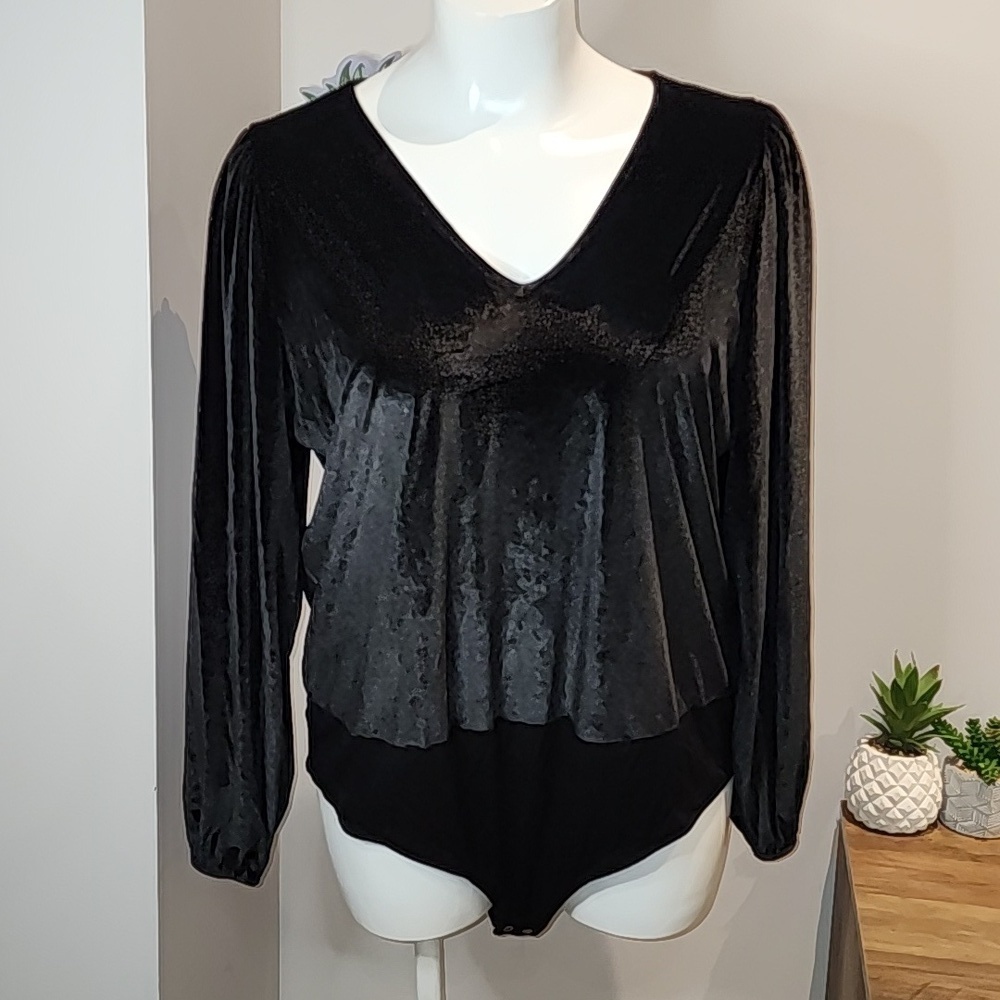 Torrid - Stretch Velvet V-Neck Long Sleeve Bodysuit in Deep Black​​​​​​​​ - Picture 3 of 15